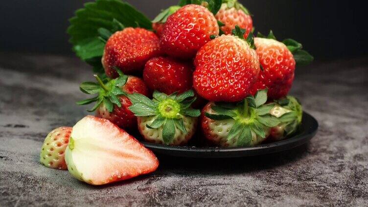 新鲜草莓特写展示