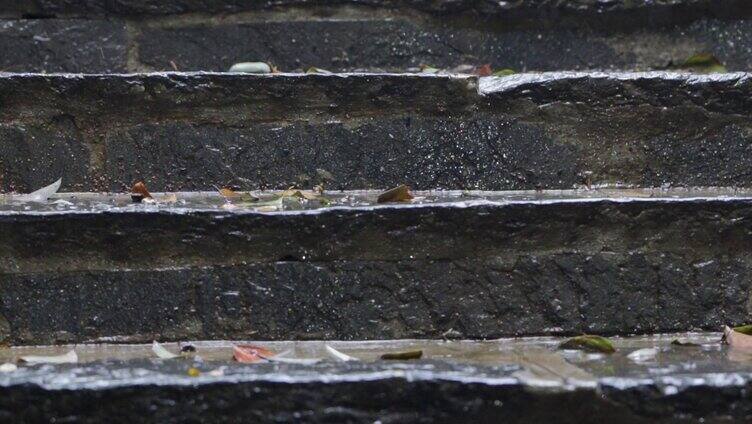 雨水滴落在石梯上
