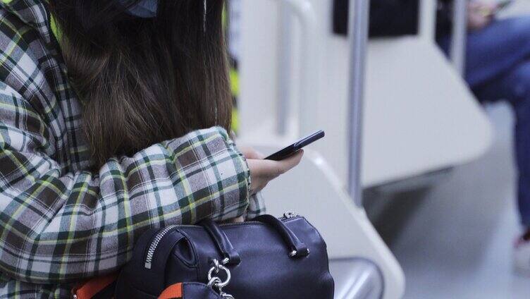 地铁里玩手机