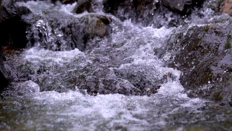 清澈流动的溪水