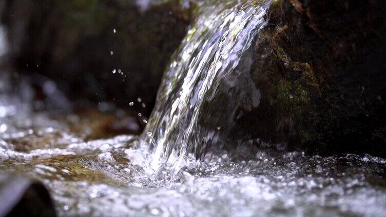 泉水的水流瀑布