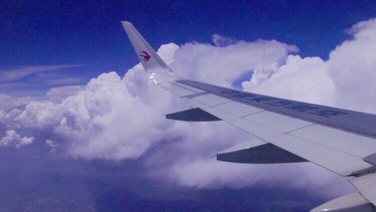 飞机窗外的白云和蓝天
