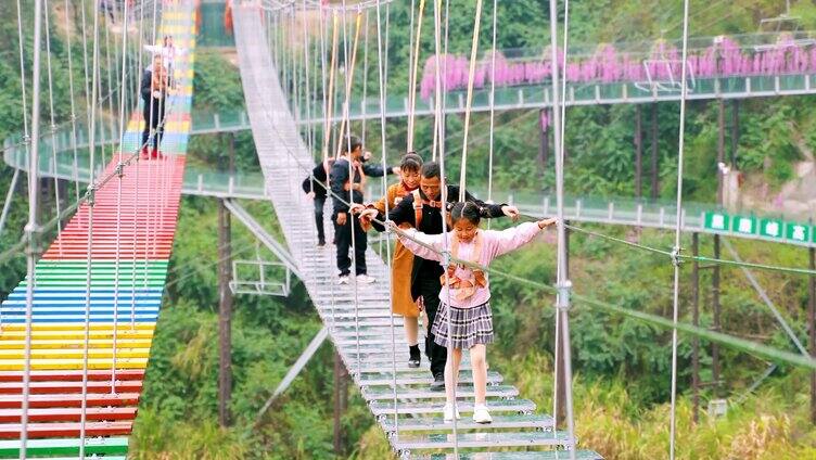 大人和小孩一起玩空中吊梯