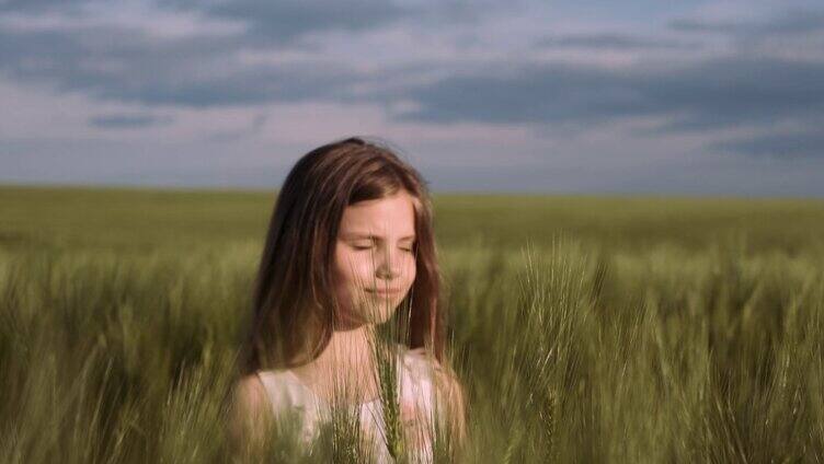 4K唯美可爱小女孩在草原草地
