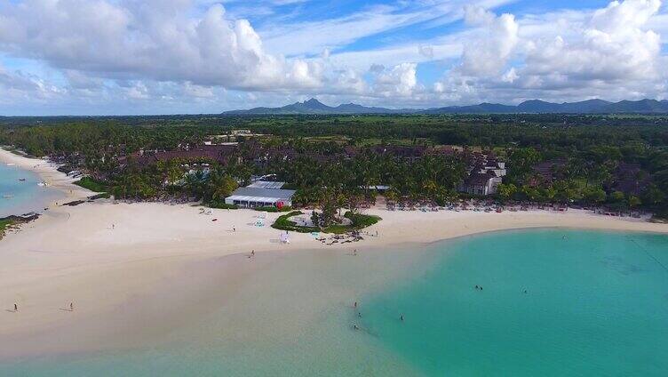 4k航拍海边沙滩椰树度假村酒店