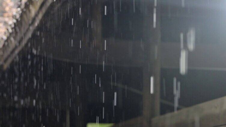 下雨屋檐雨景