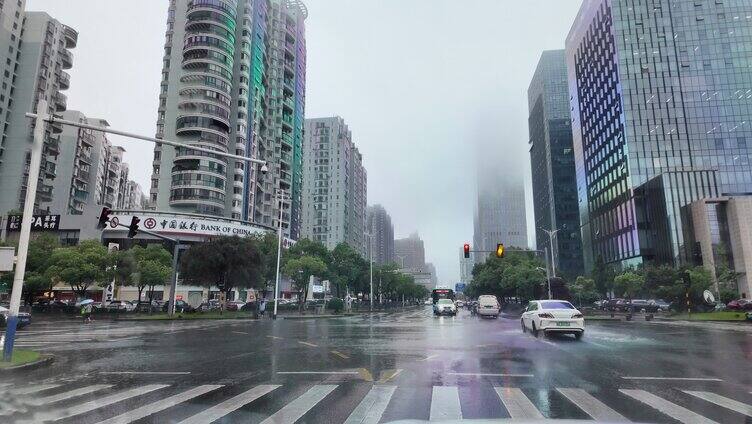 雨中汽车行驶中城市雨雾