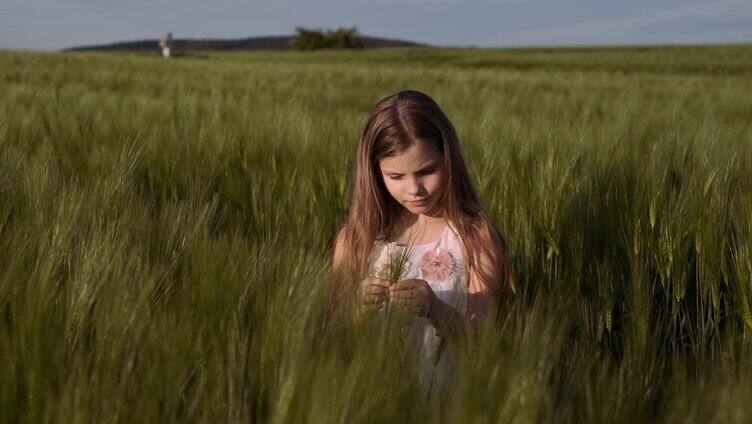 4K唯美可爱小女孩在草原草地