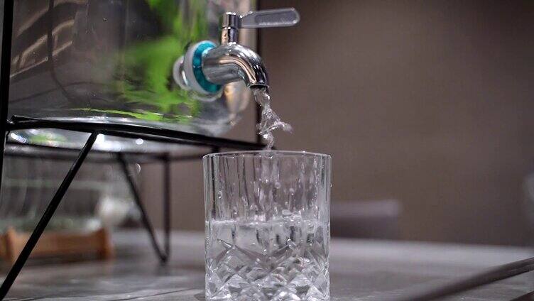 玻璃杯在接水