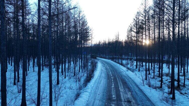 行驶在林海雪原山路上的货车