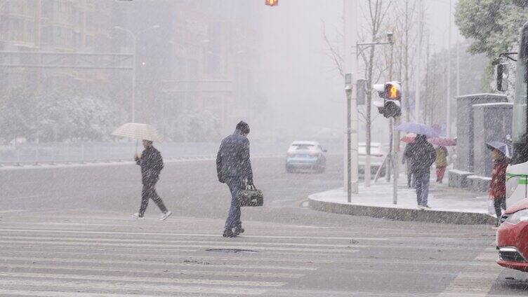 下雪天情侣拖着行李箱的情侣