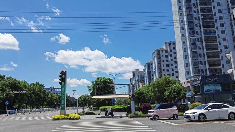 夏日炎炎的城市里