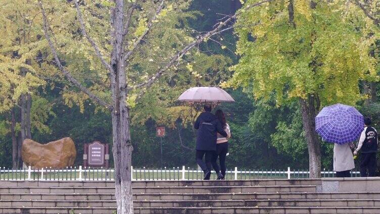 恩爱夫妻雨中散步温馨背影