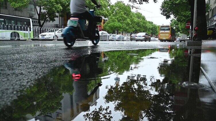 都市平凡生活-雨天骑电动车上班的人们