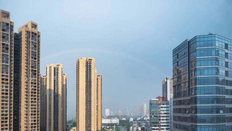城市窗外的雨后彩虹