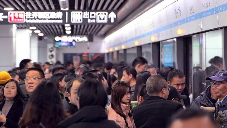 拥挤上下地铁的客流