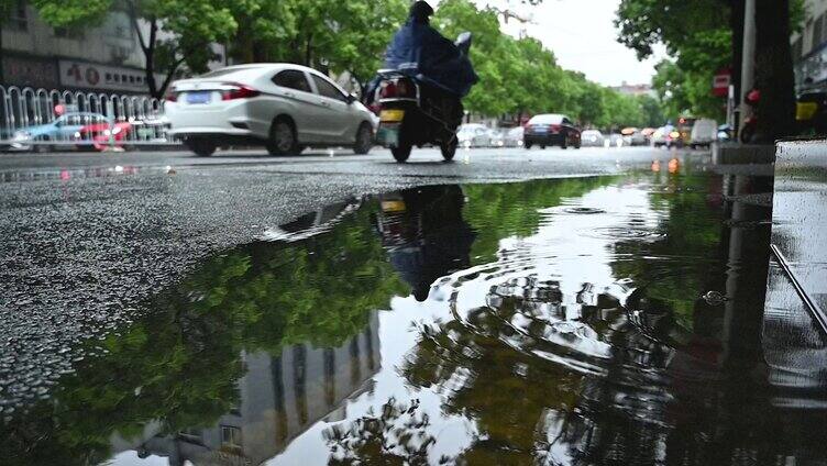 雨天马路积水