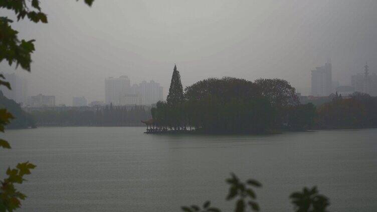 江南烟雨朦胧的雨景-游湖