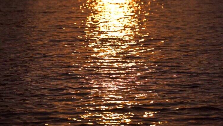 波光粼粼的金色水面