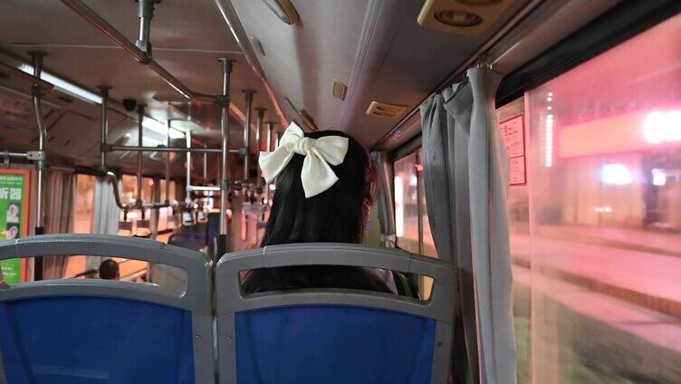 都市女性孤独疲惫下班乘坐公交车-4k