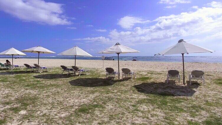 航拍海边沙滩椅太阳伞度假时光