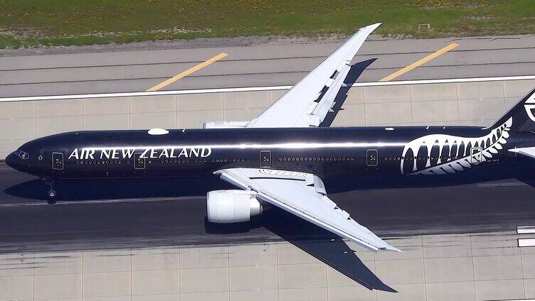 波音777客机在机场降落