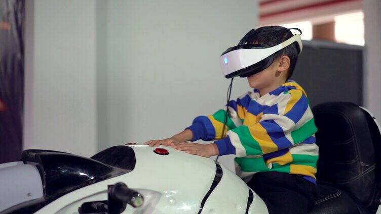 小朋友在VR体验