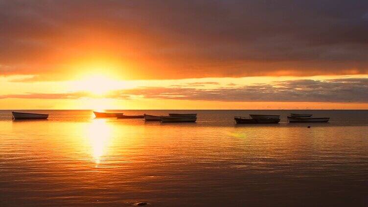 夕阳下海上的小船