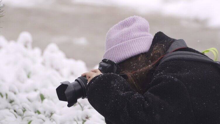 下雪天拍照的女孩