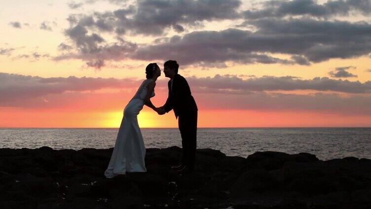 浪漫情侣恋人海边拥抱看夕阳