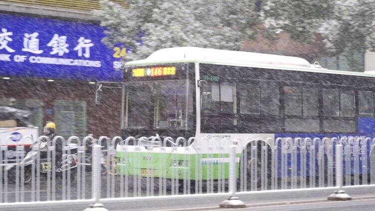 下雪天行驶的公交车