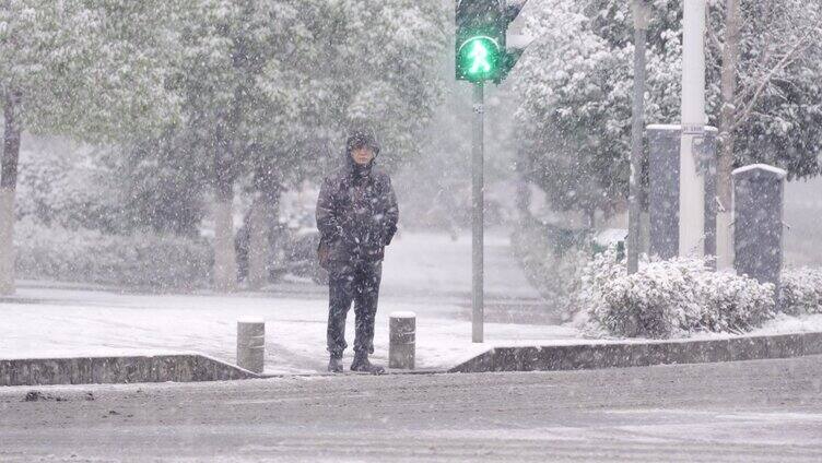 下雪天在路口等待的男人