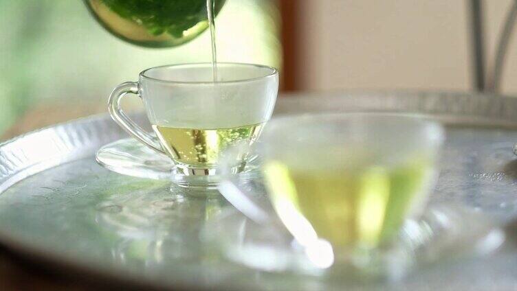 薄荷茶泡茶倒茶喝茶玻璃茶杯健康生活