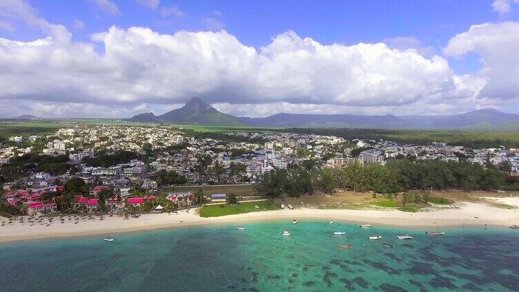 航拍临近海岸线的海滨城市