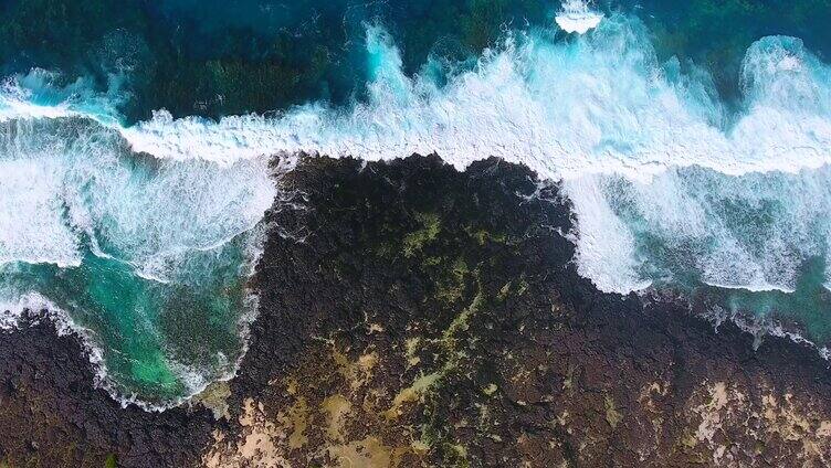 4k航拍汹涌的海水浪花