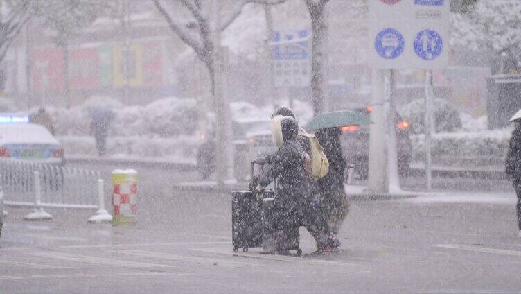 下雪天情侣拖着行李箱的情侣