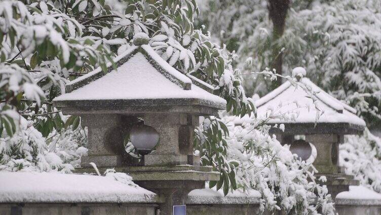 中式庭院一角雪景