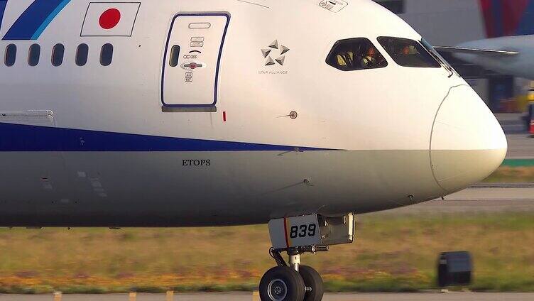 波音787飞机客机机场降落滑行
