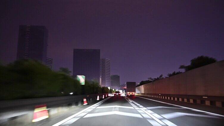 夜晚城市道路行驶