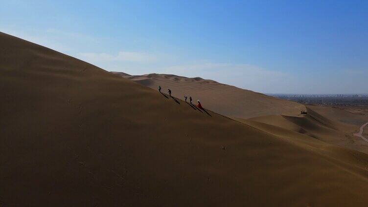行走在沙漠的游客