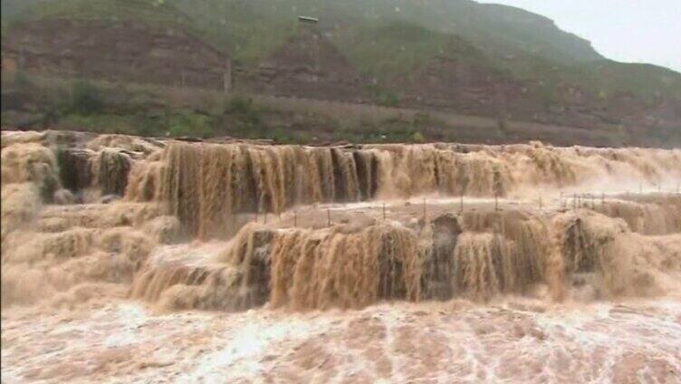 波涛汹涌的黄河水