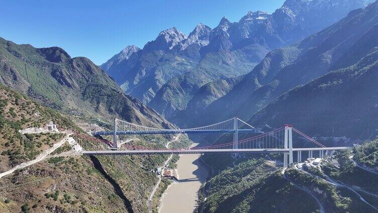 航拍玉龙雪山下的香格里拉虎跳峡金沙江大桥