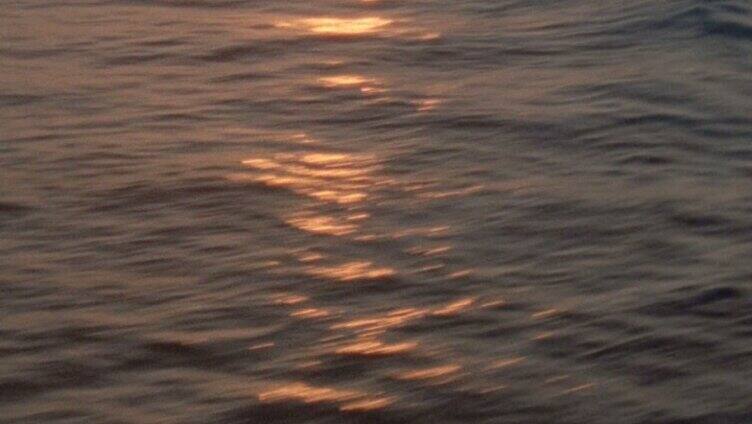 夕阳撒在湖面