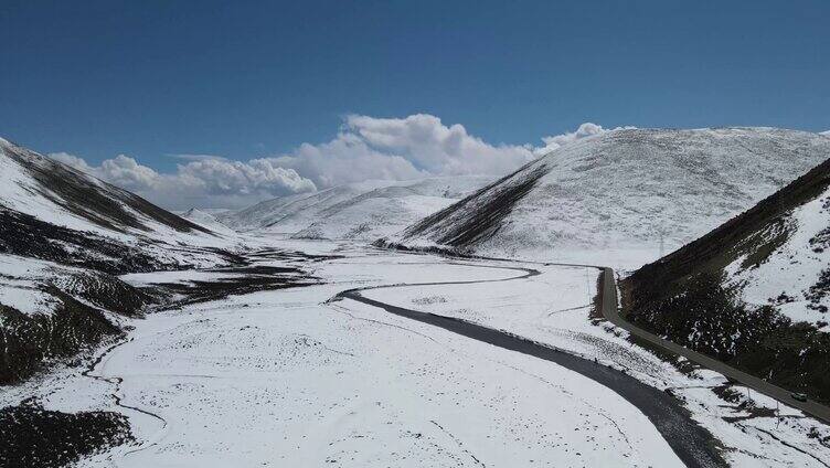 雪中公路航拍