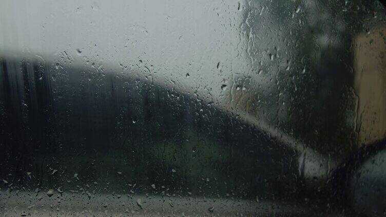 下雨天的车玻璃