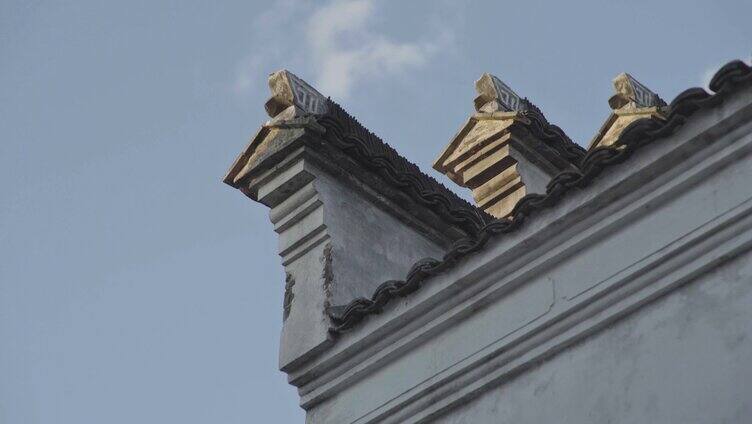蓝天白云下徽派建筑的屋檐房顶古建筑瓦片