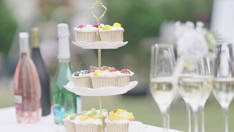 豪华婚礼现场派对现场桌上的香槟和糕点