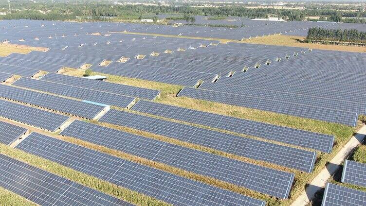 碳中和太阳光伏发电新能源太阳能板航拍视频