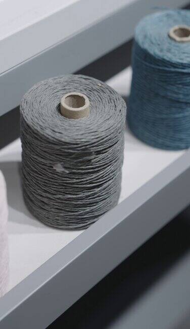不同颜色的羊毛线团特写不同颜色线轴成品纺