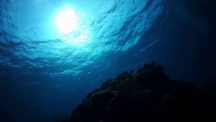 水下美丽光线-水下光束